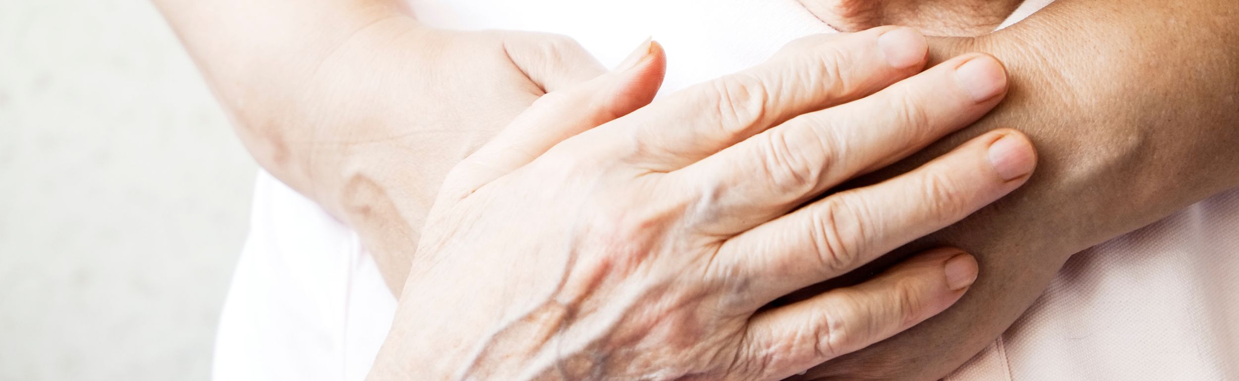 Aufeinanderliegende Hände